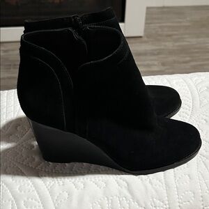 Lucky Brand black suede booties Sz 8.5m